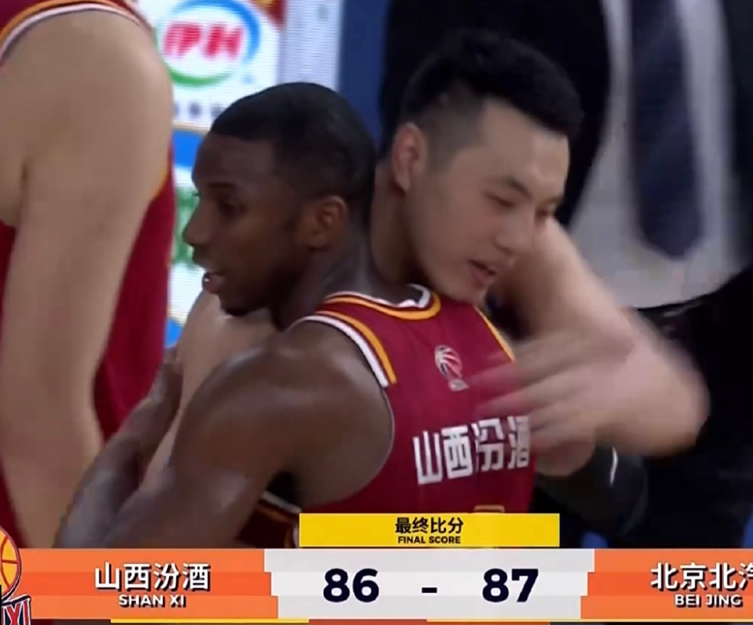 即嗨体育官方网站-太硬了！翟晓川双腿缠满绷带罚球制胜 5人伤停许利民盛赞全队坚韧